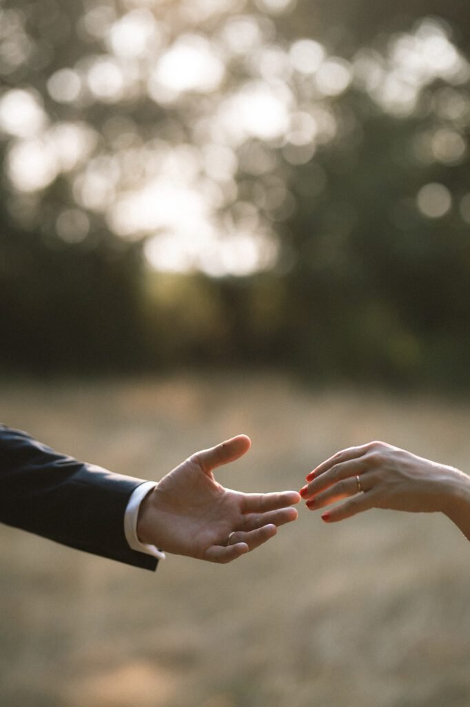 mains des mariés pendant le mariage